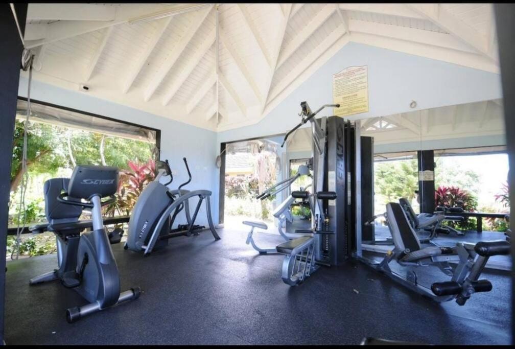 Fitness centrum a/nebo fitness zařízení v ubytování KK'S Elite Escape with private beach