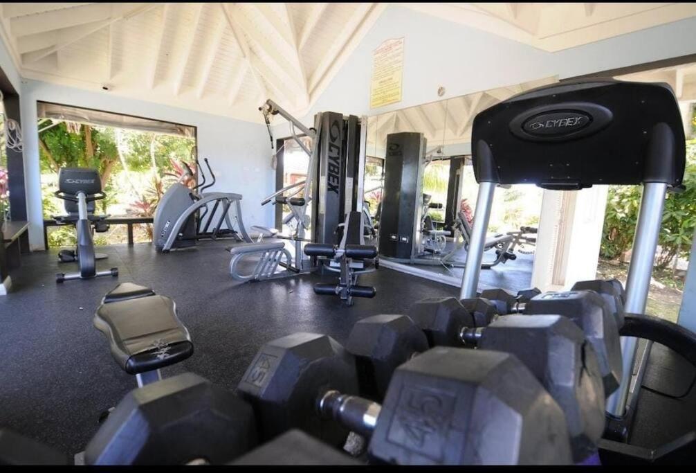 Fitness centrum a/nebo fitness zařízení v ubytování KK'S Elite Escape with private beach