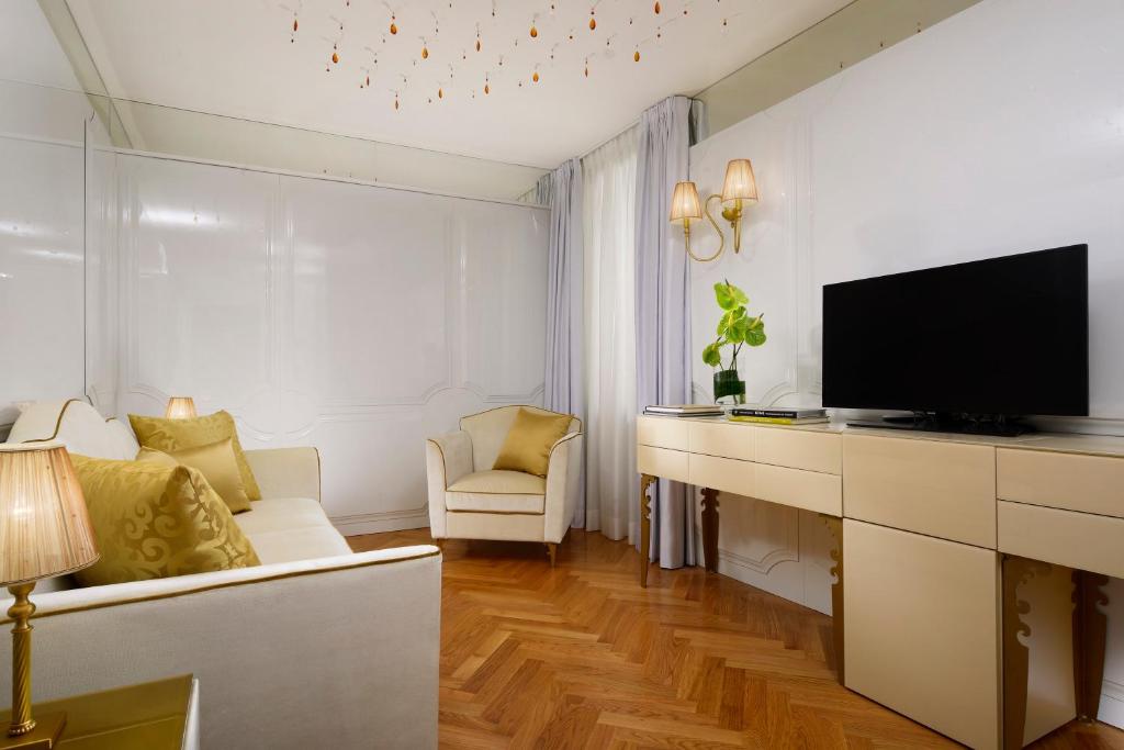 Uma TV ou centro de entretenimento em Lifestyle Suites Rome