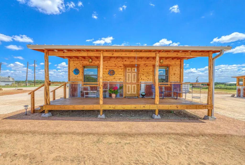 Το κτήριο όπου στεγάζεται  η παραθεριστική κατοικία