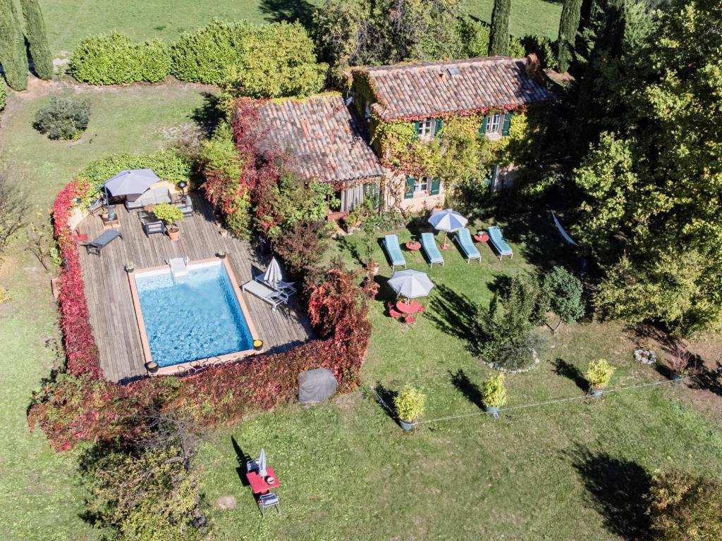 Πισίνα στο ή κοντά στο La petite maison de la ferme rose