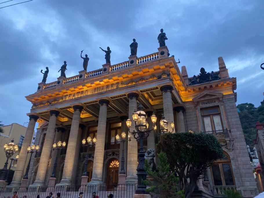 a building with statues on the top of it at Comodidad de vivir en el centro in Guanajuato