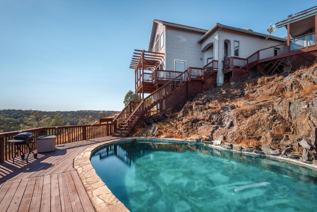בריכת השחייה שנמצאת ב-Breathtaking view of the Hills with HotTub, Pool and Pool Table או באזור