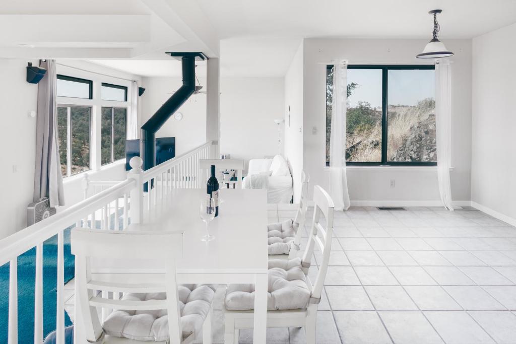 בריכת השחייה שנמצאת ב-Breathtaking view of the Hills with HotTub, Pool and Pool Table או באזור