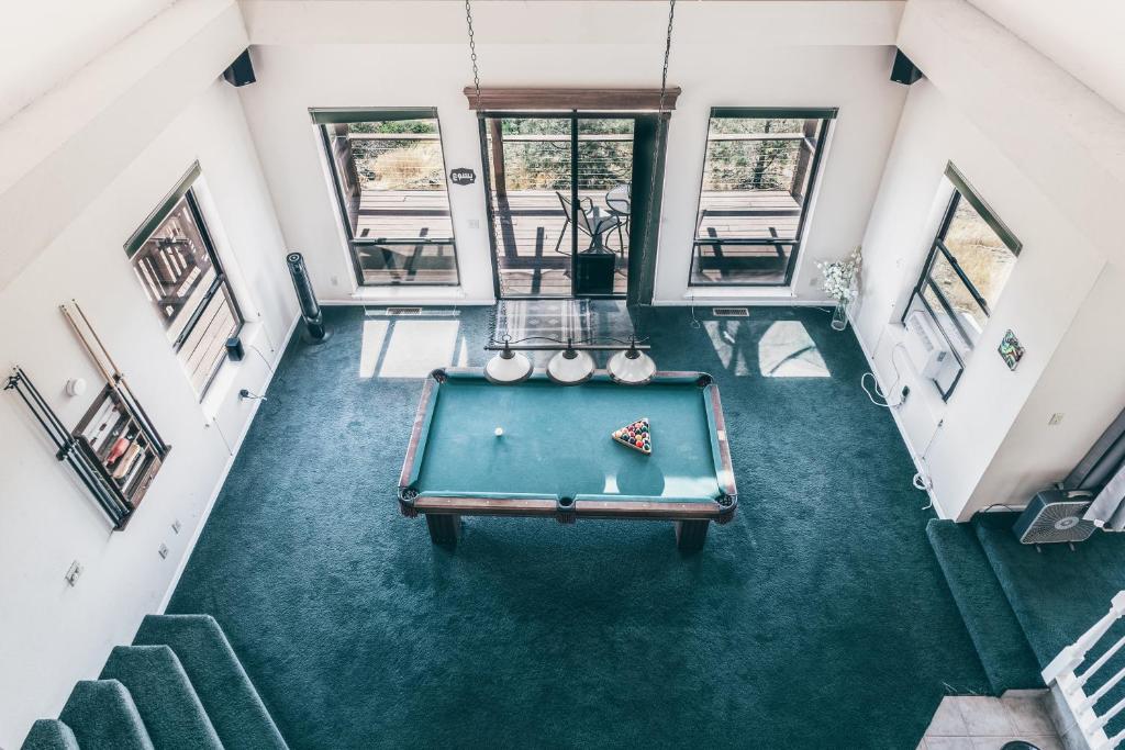 שולחן ביליארד ב-Breathtaking view of the Hills with HotTub, Pool and Pool Table