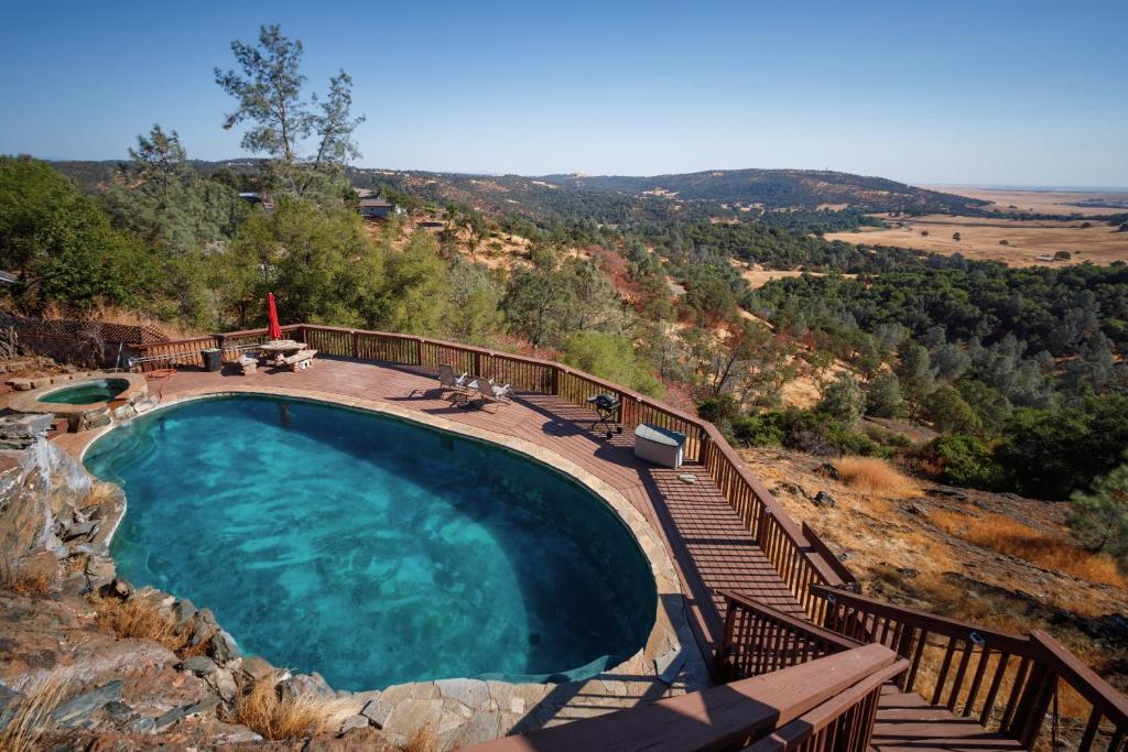 בריכת השחייה שנמצאת ב-Breathtaking view of the Hills with HotTub, Pool and Pool Table או באזור