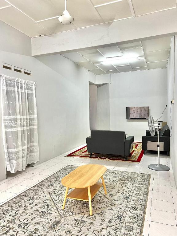 a living room with a couch and a table at Bed's Homestay Kluang in Kluang