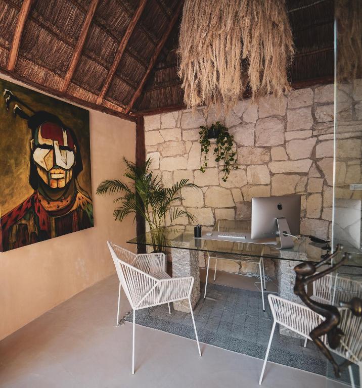 una oficina con escritorio y una pintura en la pared en Nikau Hotel El Cuyo - Adults Only, en El Cuyo