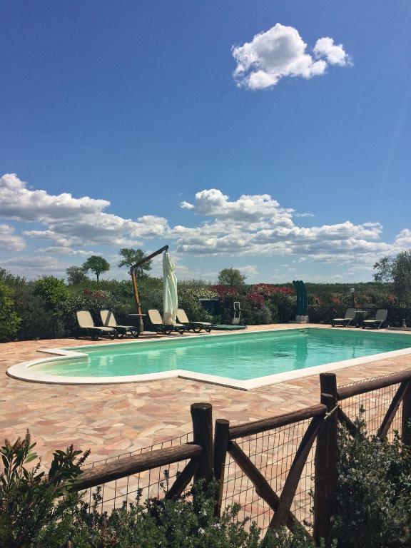 Bazén v ubytovaní Agriturismo - B&B L'Acquacotta alebo v jeho blízkosti