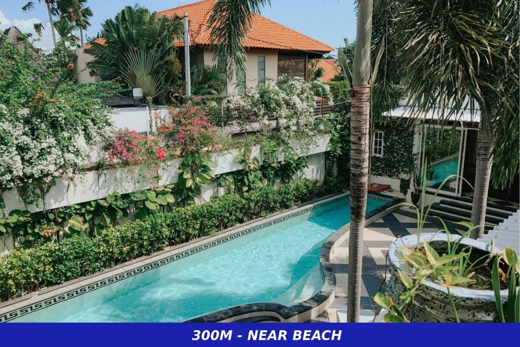 una piscina frente a un edificio en Casa Artista By Kresna Hospitality, en Seminyak