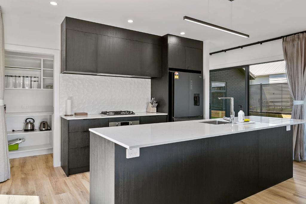 Taupo New Retreat - Stylish, Convenient and Gully track to the lake - Resim 16