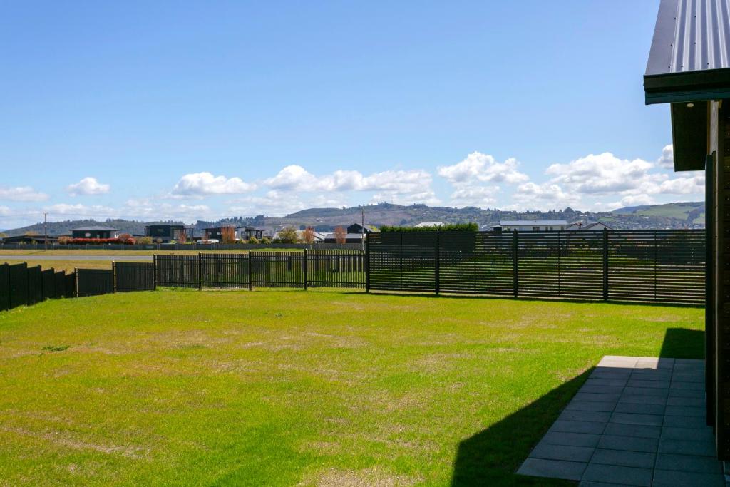 Taupo New Retreat - Stylish, Convenient and Gully track to the lake - Resim 1