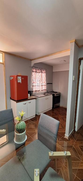 ein Wohnzimmer mit Küche und rotem Kühlschrank in der Unterkunft Casa interior cercana aeropuerto in Santiago