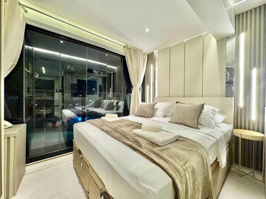 a large bed in a room with a large window at 405 - Rentaqui Apartamento The Prime Moema in Sao Paulo