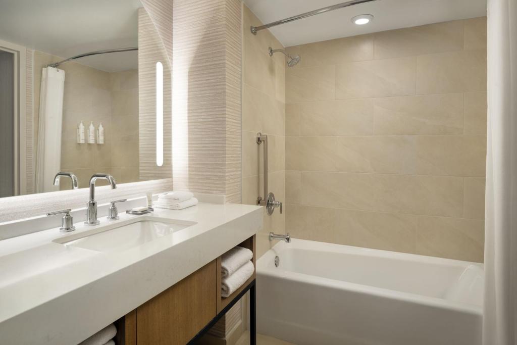 San Diego Marriott Marquis and Marina - Guest Room, 1 King, City View