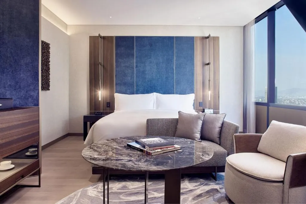 Deluxe Guest Room with 1 King, City view