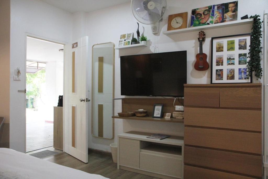 TV a/nebo společenská místnost v ubytování Homeku Guesthouse Room 2 near airport at Latkrabang
