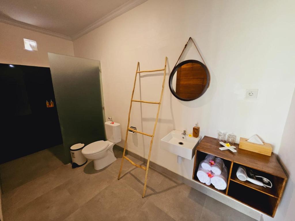 Koupelna v ubytování Kelingking Puri Suci Villa