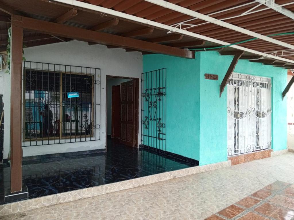 Η πρόσοψη ή η είσοδος του Sharly House