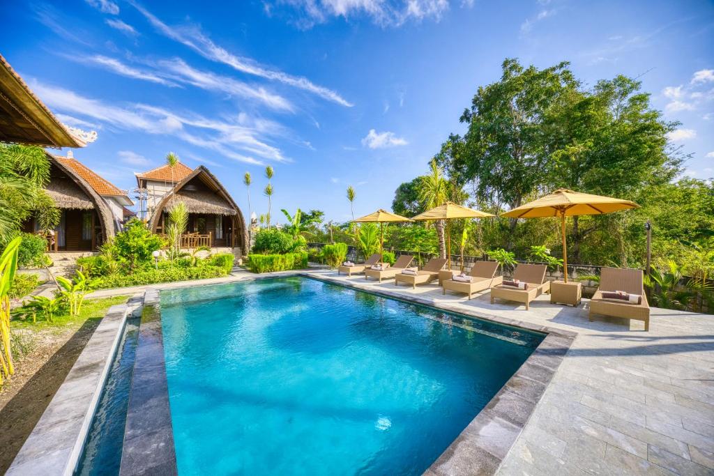 ein Bild von einem Swimmingpool in einer Villa in der Unterkunft Gati Cottage in Nusa Penida