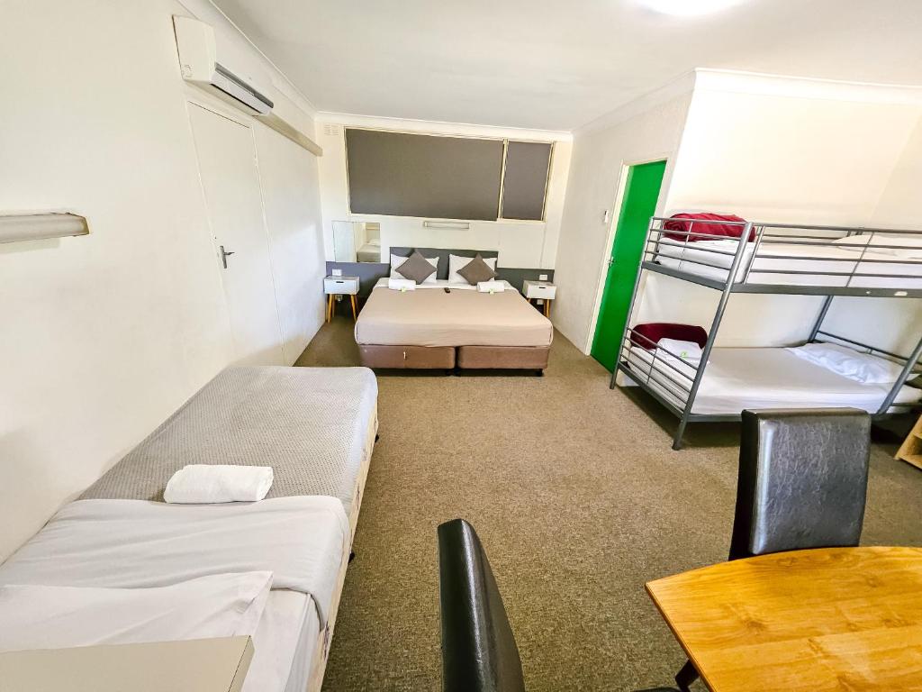 Ένα ή περισσότερα κρεβάτια σε δωμάτιο στο Green Door Motel