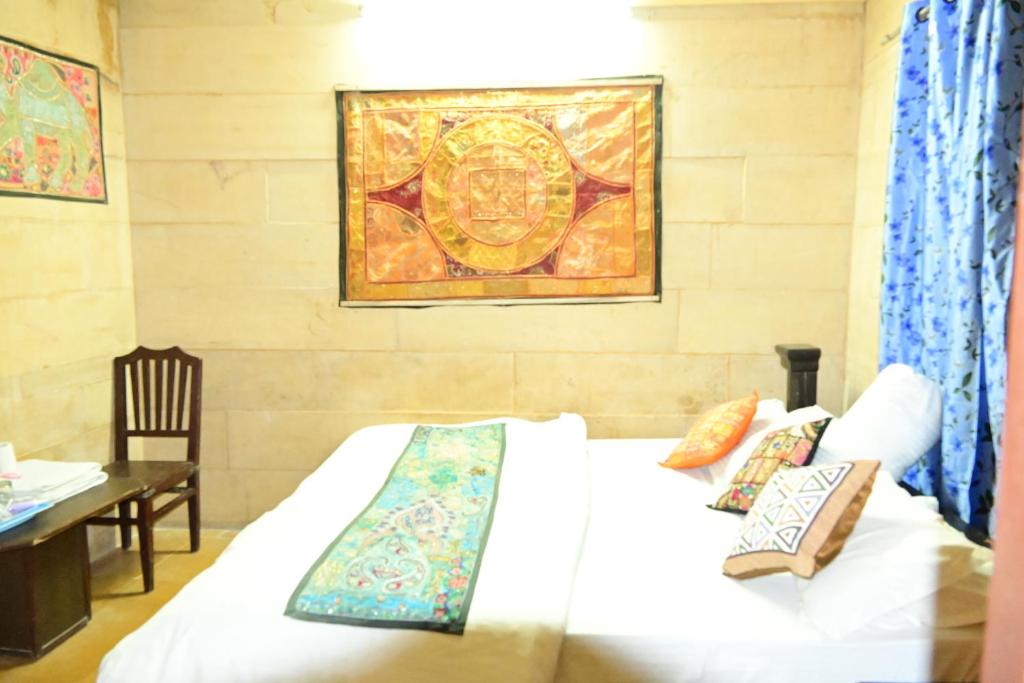 Postel nebo postele na pokoji v ubytování Hotel Fotiya jaisalmer