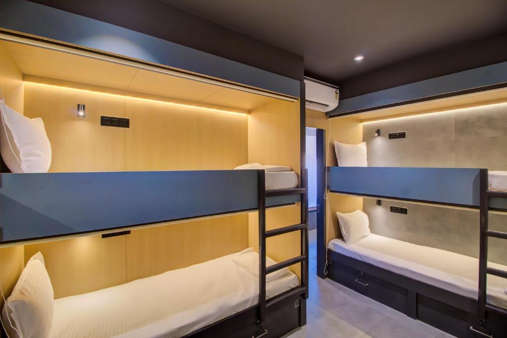 Postel nebo postele na pokoji v ubytování Mumbai Dorms