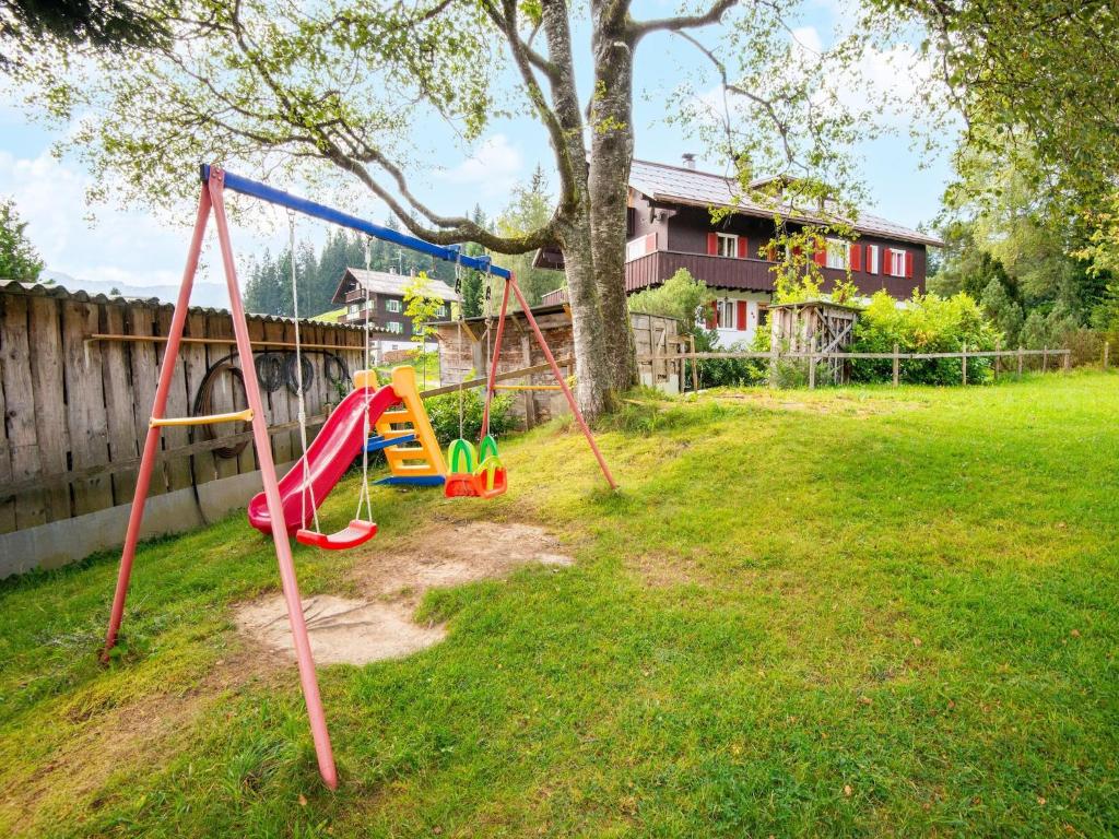 Herní místnost nebo prostor pro děti v ubytování Cosy apartment in Sibratsgfäll with garden