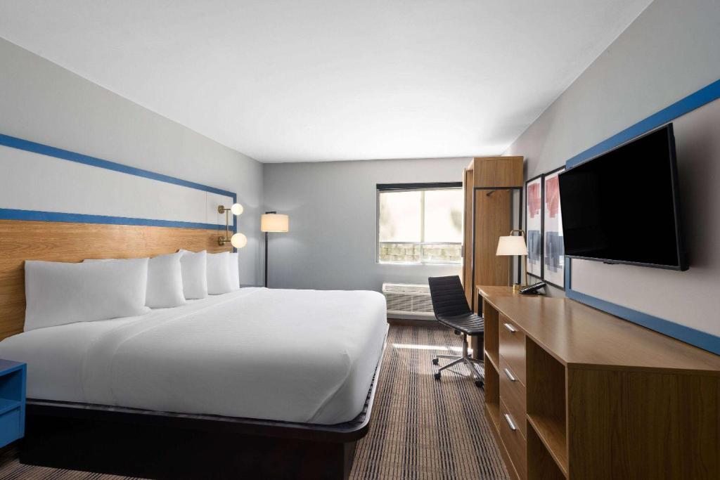 AmericInn by Wyndham Omaha Near Zoo - King Room - No Fumadores