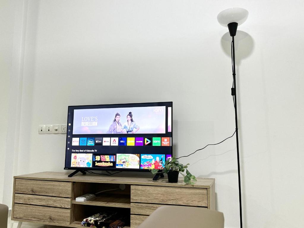 TV a/nebo společenská místnost v ubytování Fabulous Airport 2BR Suite# Straits Intl# Msg Chair