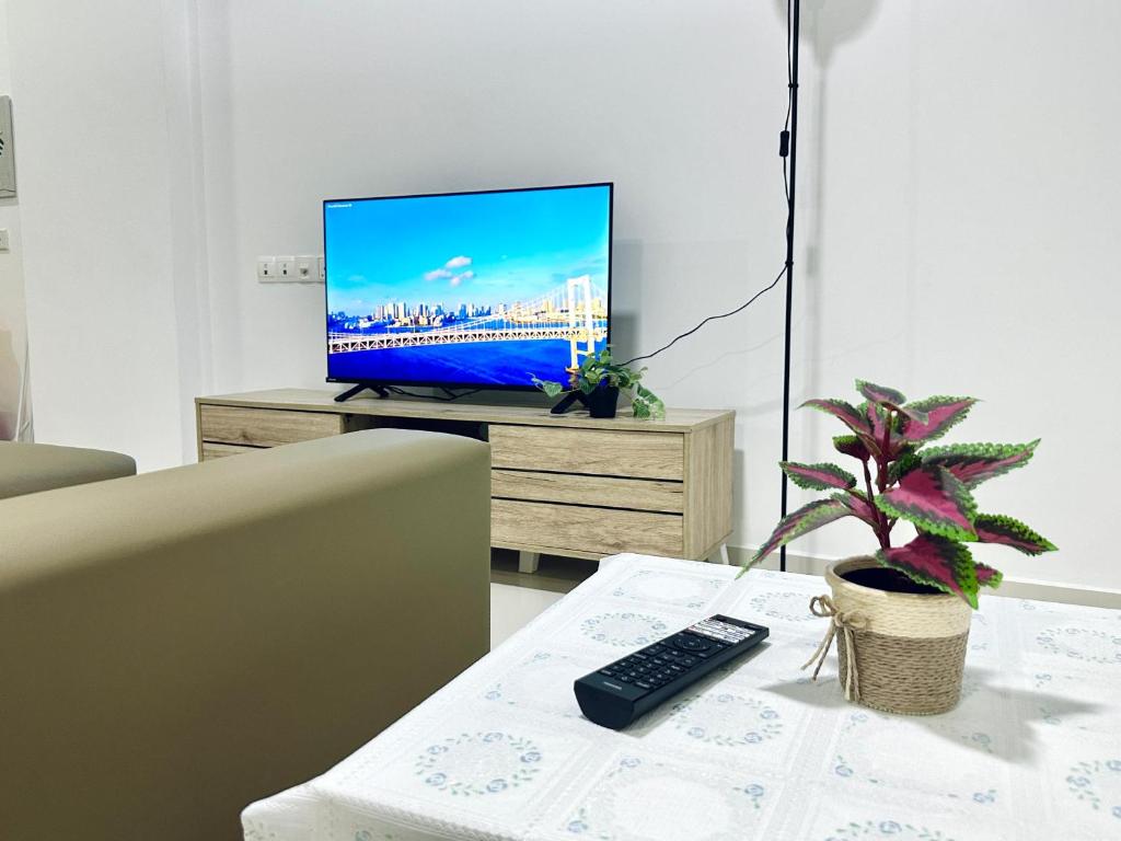 TV a/nebo společenská místnost v ubytování Fabulous Airport 2BR Suite# Straits Intl# Msg Chair