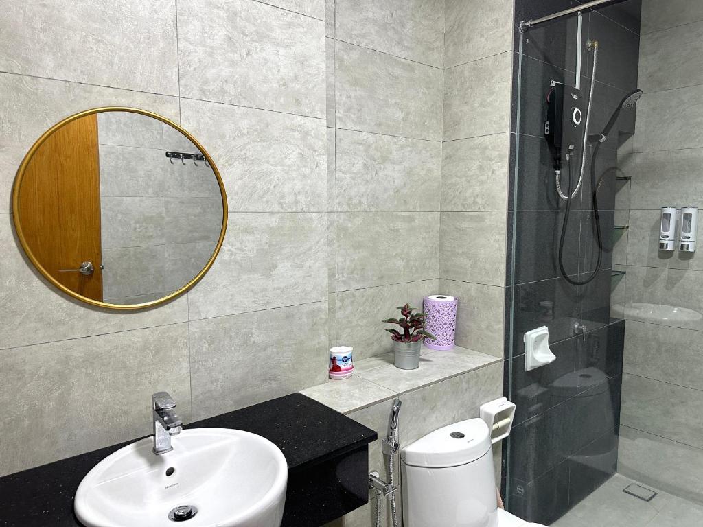 Koupelna v ubytování Fabulous Airport 2BR Suite# Straits Intl# Msg Chair