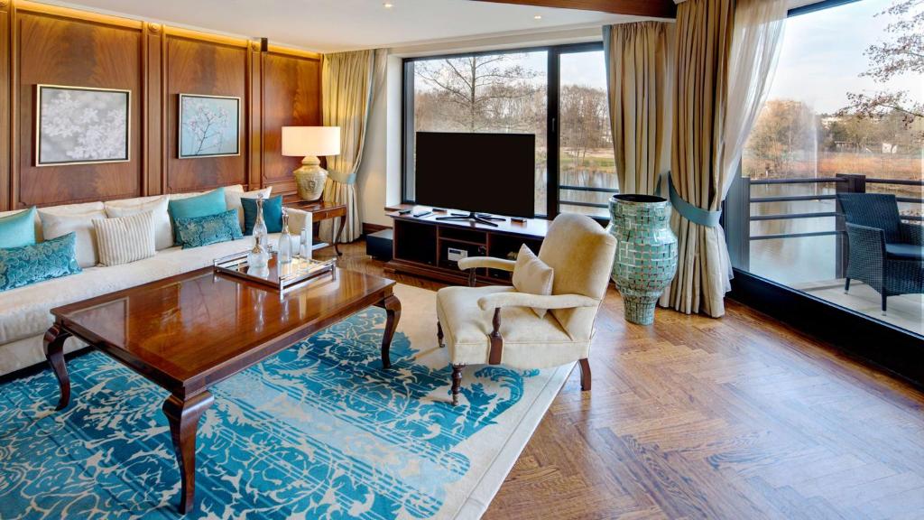 TV a/nebo společenská místnost v ubytování Hilton Frankfurt Gravenbruch