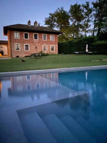 Bazén v ubytování B&B Cascina Gaione Via Gallina,18b 12052 Neive cn nebo v jeho okolí