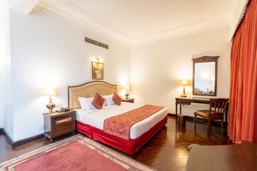 Postel nebo postele na pokoji v ubytování Grand Hotel Kathmandu