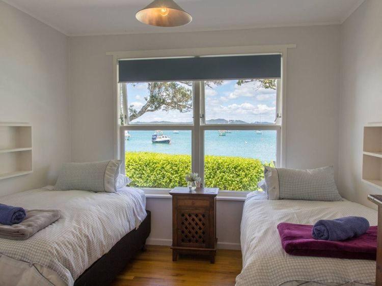 Letto o letti in una camera di LAST ON THE STRAND, RUSSELL - The BOATHOUSE
