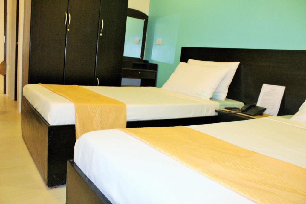 Postel nebo postele na pokoji v ubytování Coron Visitors Hotel