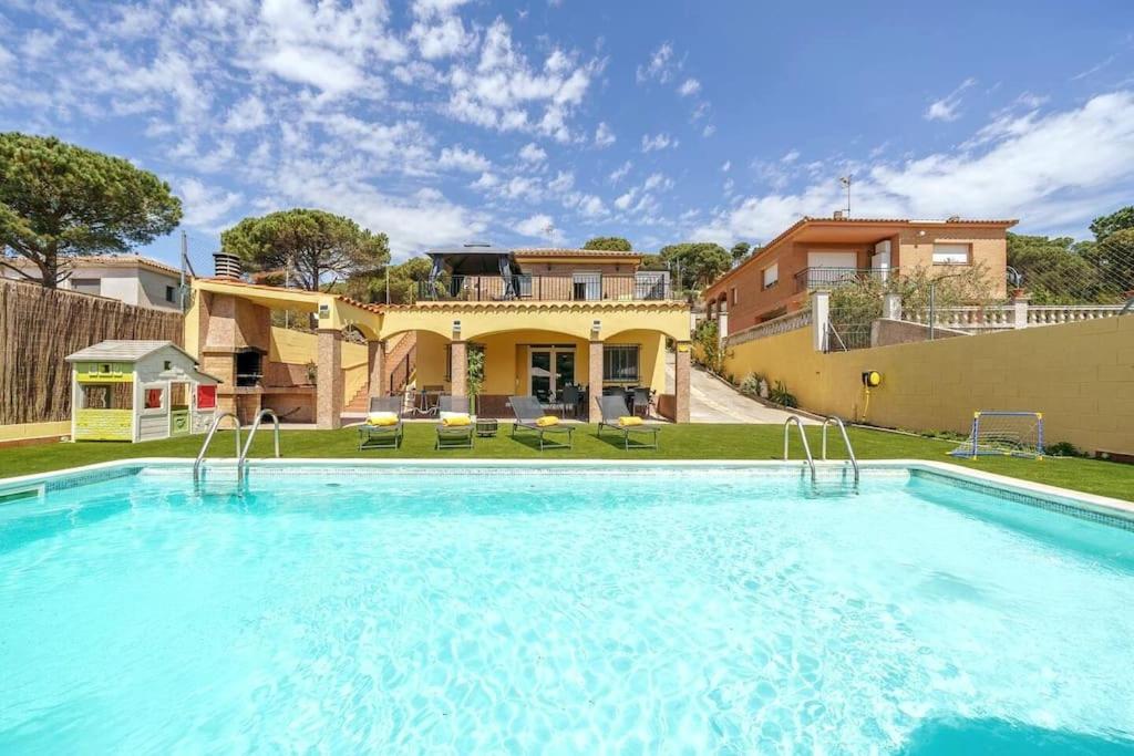 ein großes Schwimmbad vor einem Haus in der Unterkunft Villa Luz Lloret Lux with Pool in Lloret de Mar