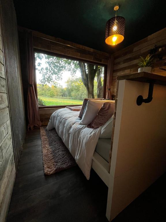 Postel nebo postele na pokoji v ubytování Lynbrook Cabin and Hot Tub, New Forest