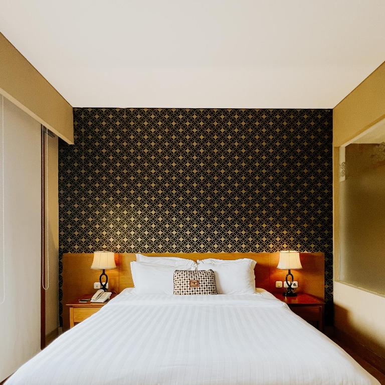 Postel nebo postele na pokoji v ubytování Abhayagiri - Sumberwatu Heritage Resort