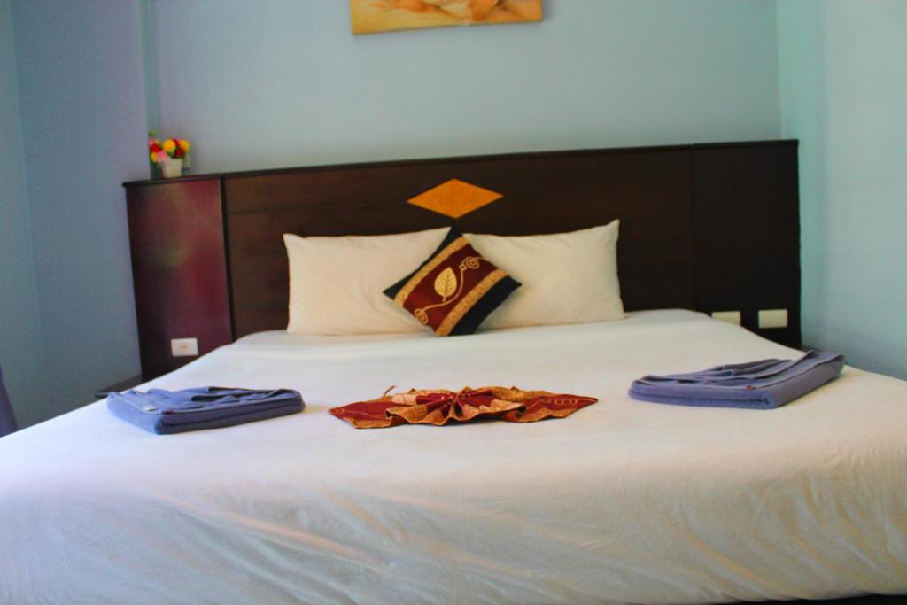 Postel nebo postele na pokoji v ubytování Hollywood Inn Hotel Patong