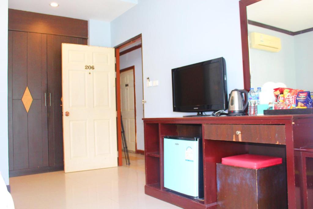 TV a/nebo společenská místnost v ubytování Hollywood Inn Hotel Patong