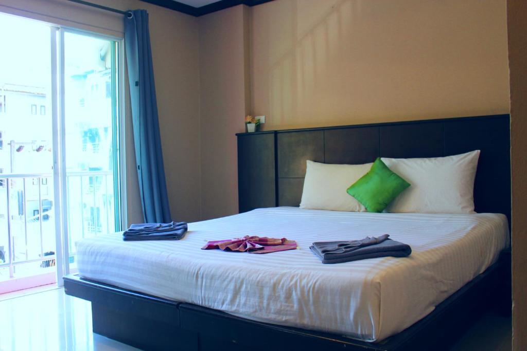 Postel nebo postele na pokoji v ubytování Hollywood Inn Hotel Patong