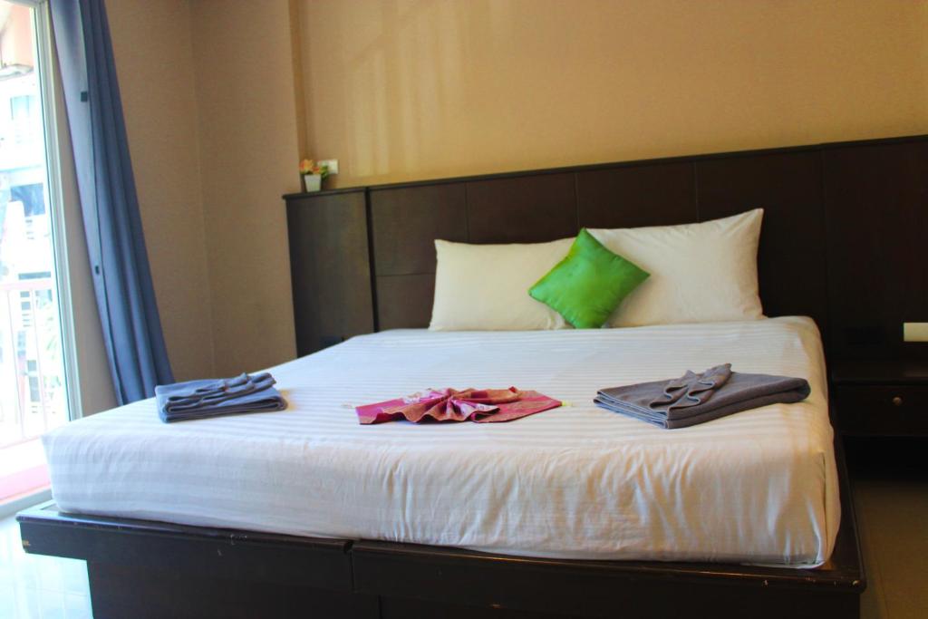 Postel nebo postele na pokoji v ubytování Hollywood Inn Hotel Patong