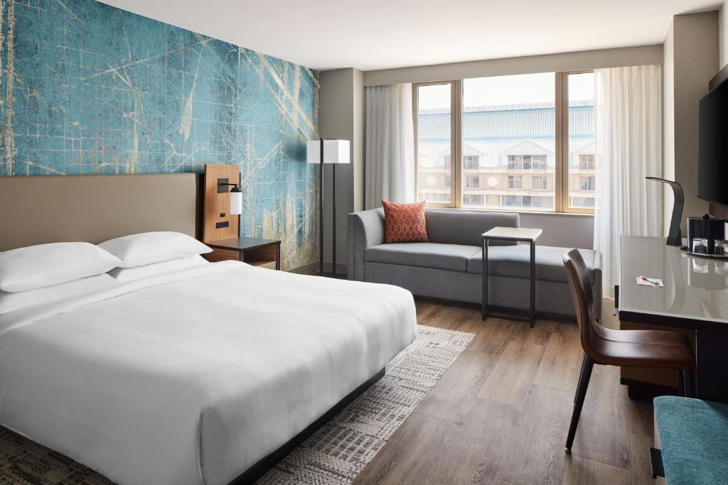 Washington Marriott at Metro Center - King Room With Adapted Tub - Mobility/Hearing Accessible