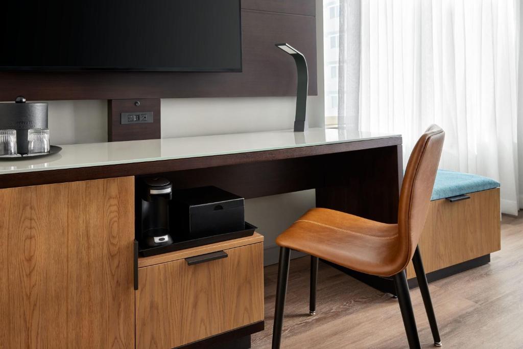 Washington Marriott at Metro Center - Deluxe Corner King Room