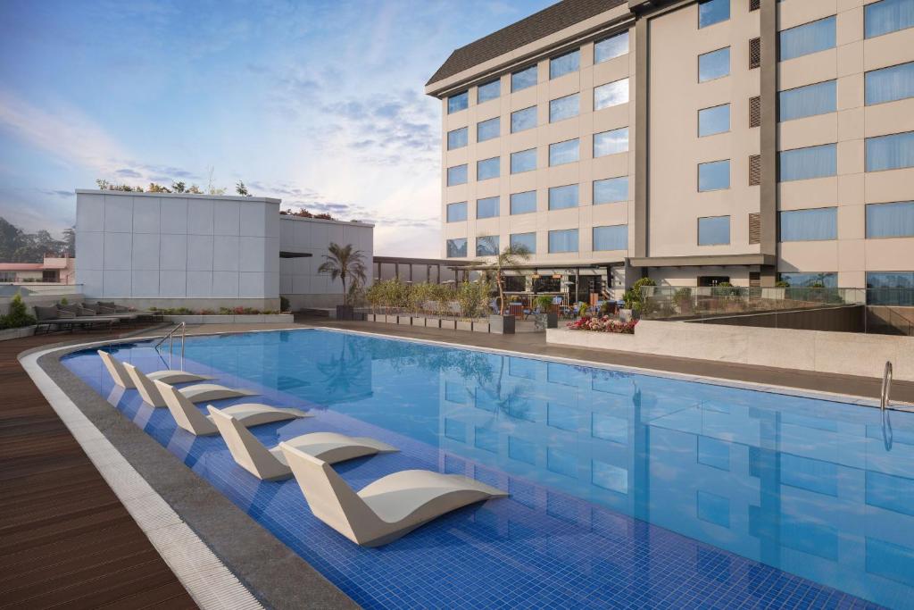 Bazén v ubytování Courtyard by Marriott Shillong nebo v jeho okolí