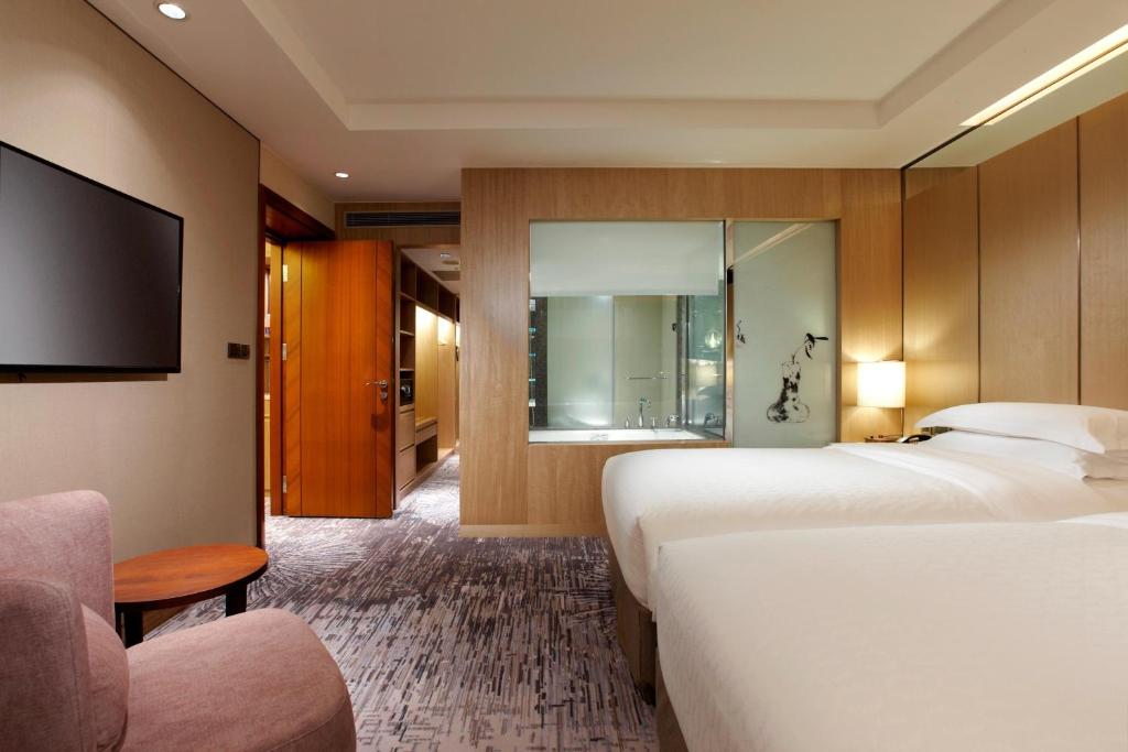 Postel nebo postele na pokoji v ubytování Sheraton Grand Taipei Hotel