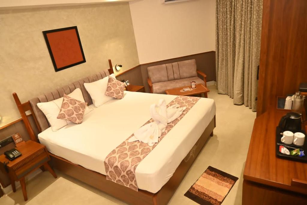 Postel nebo postele na pokoji v ubytování Hotel Sonar Bangla Tarapith