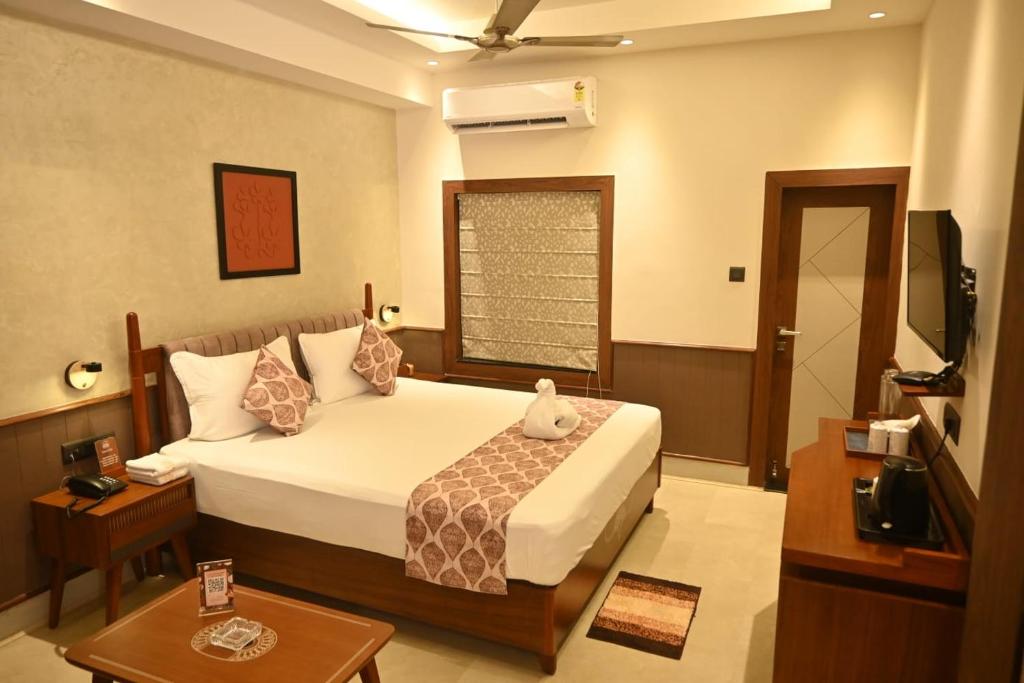 Postel nebo postele na pokoji v ubytování Hotel Sonar Bangla Tarapith